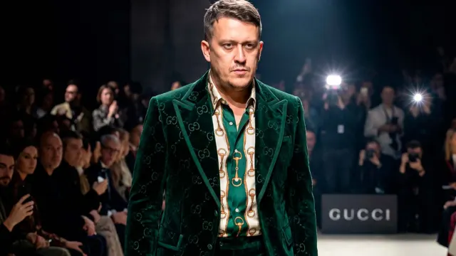 Евгений Зайферт идёт по подиуму во время показа Gucci