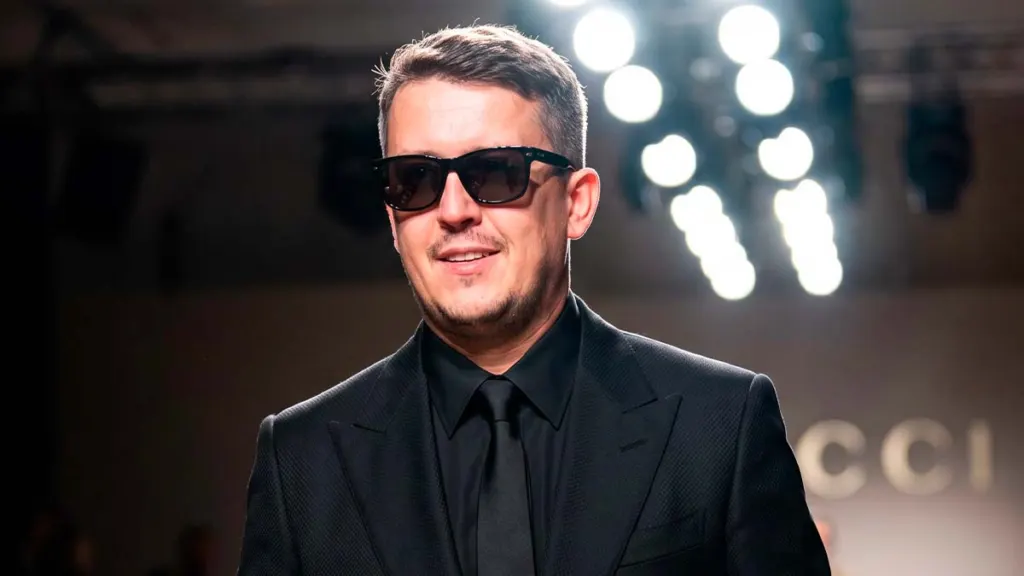 Евгений Зайферт в полном образе Gucci на модном показе